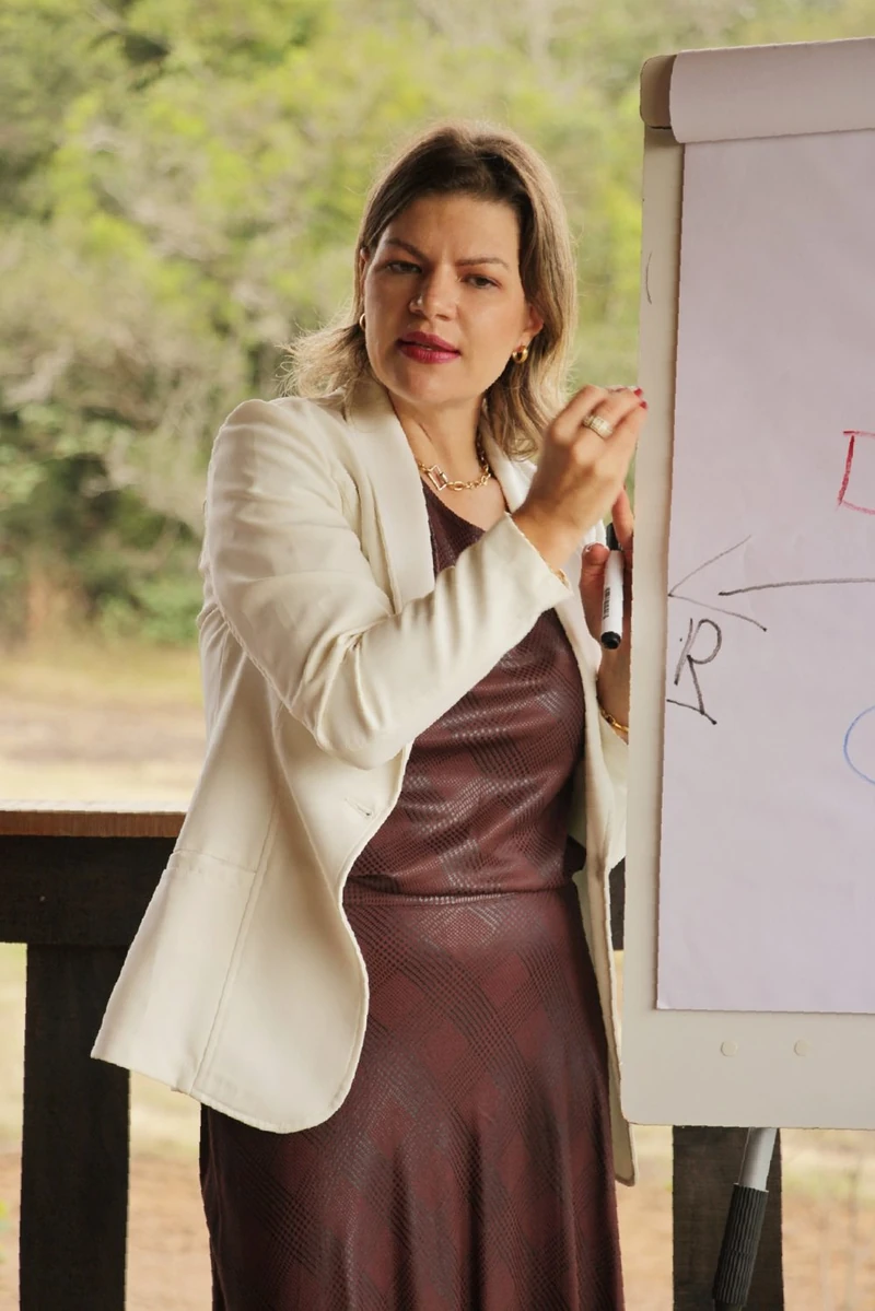 Juliana Rickli ensinando
